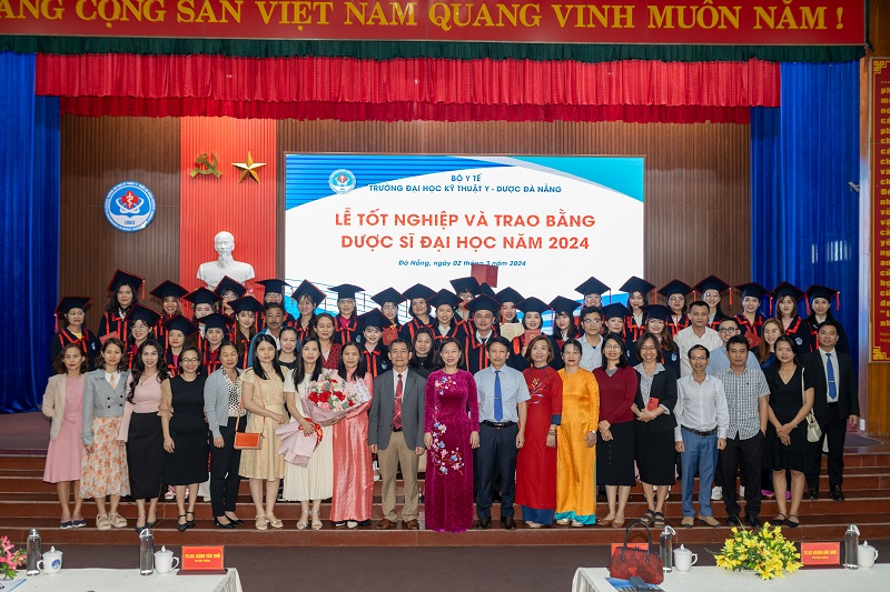 Da Nang University of Medical Technology  and Pharmacy held a Graduation Ceremony and awarded diplomas to 31 new full-time pharmacists, course 2021 - 2024